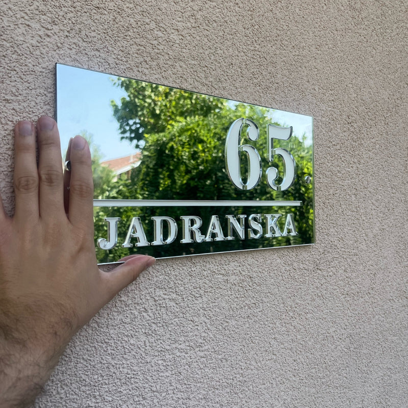 Zrcalna ploča s kućnim brojem i nazivom ulice