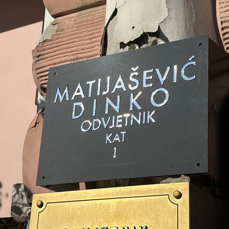 Ploča za odvjetnički ured od crnog pleksiglasa