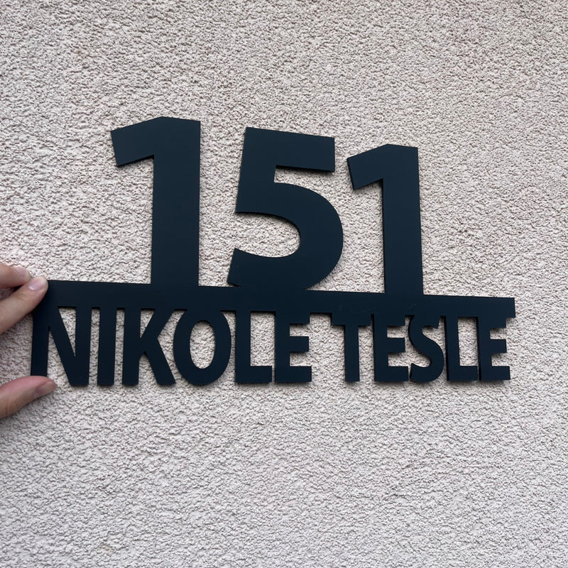 Kontur kućni broj s nazivom ulice od crnog pleksiglasa