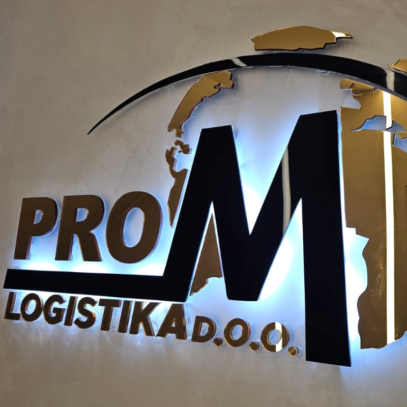 Logotip PROM Logistika od crnog pleksiglasa na zidu