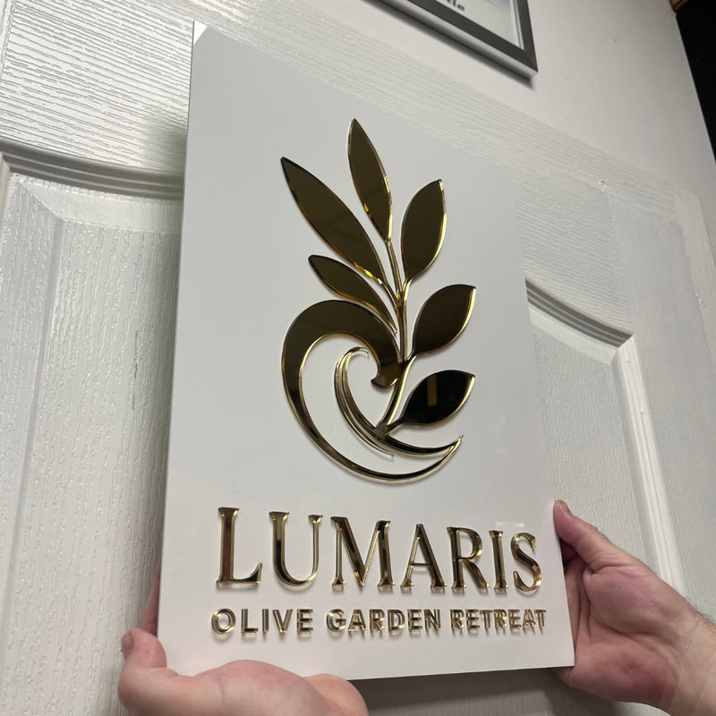 Ploča s logotipom tvrtke od pleksiglasa