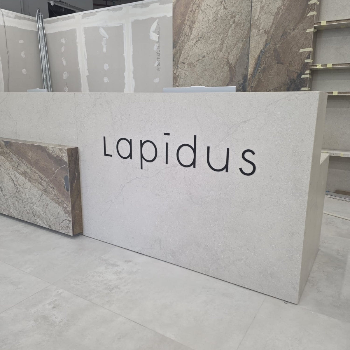 Logotip Lapidus od crnog pleksiglasa na recepcijskom pultu