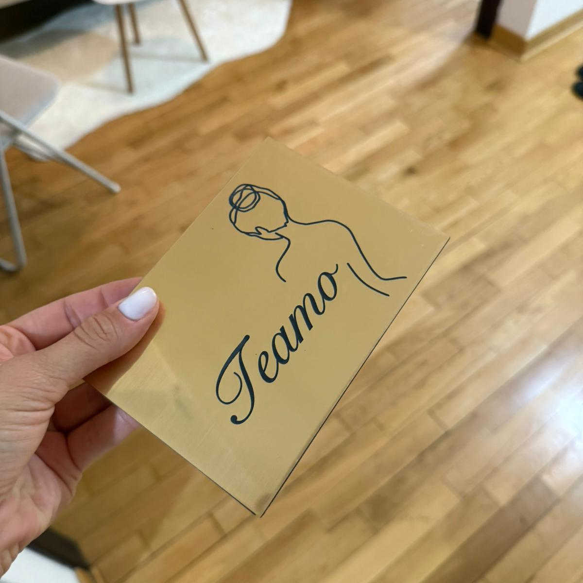 Pločica s logotipom Teamo od zlatnog pleksiglasa