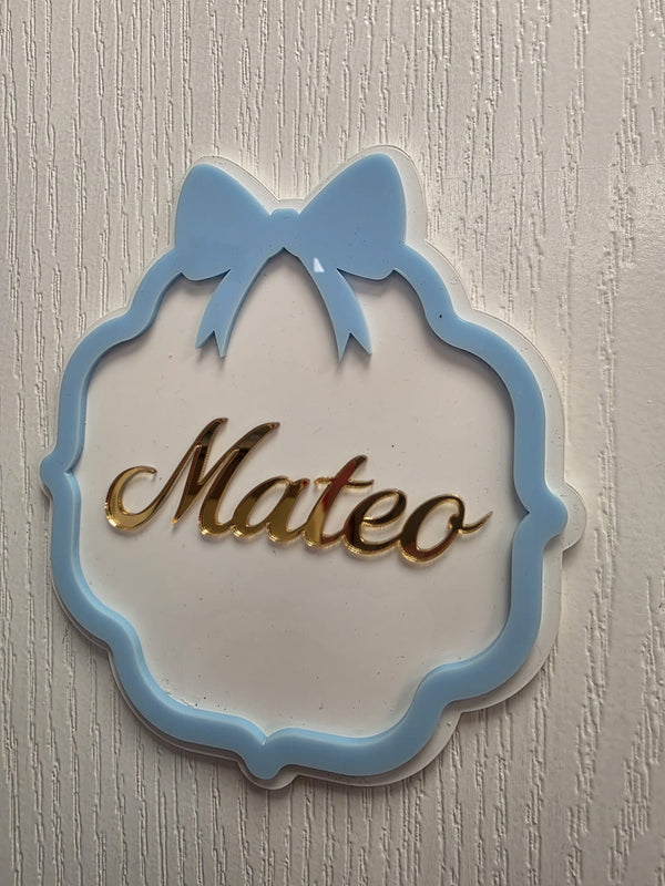 🎀 Personalizirana ploča s mašnicom – ime po želji (LUX Edition)