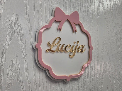 🎀 Personalizirana ploča s mašnicom – ime po želji (LUX Edition)